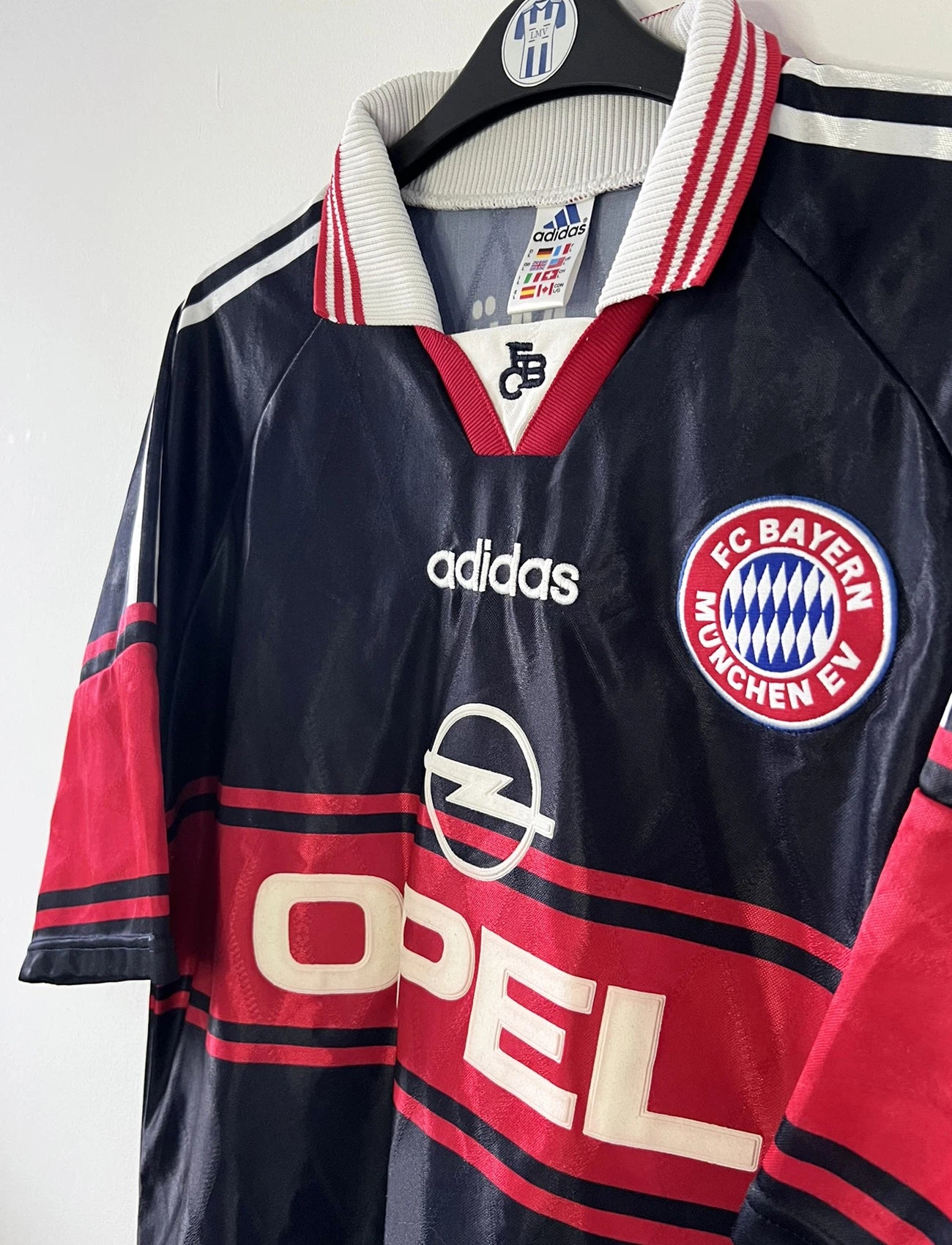 Maillot de foot vintage domicile noir du bayern munich de la saison 1997-1998. On peut retrouver l'équipementier Adidas et le sponsor Opel. Il s'agit d'un maillot authentique d'époque.