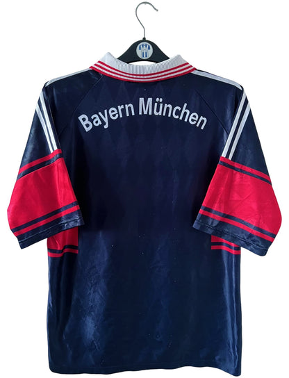 Maillot de foot vintage domicile noir du bayern 1997/1998. On peut retrouver l'équipementier Adidas et le sponsor Opel. Il s'agit d'un maillot authentique d'époque.