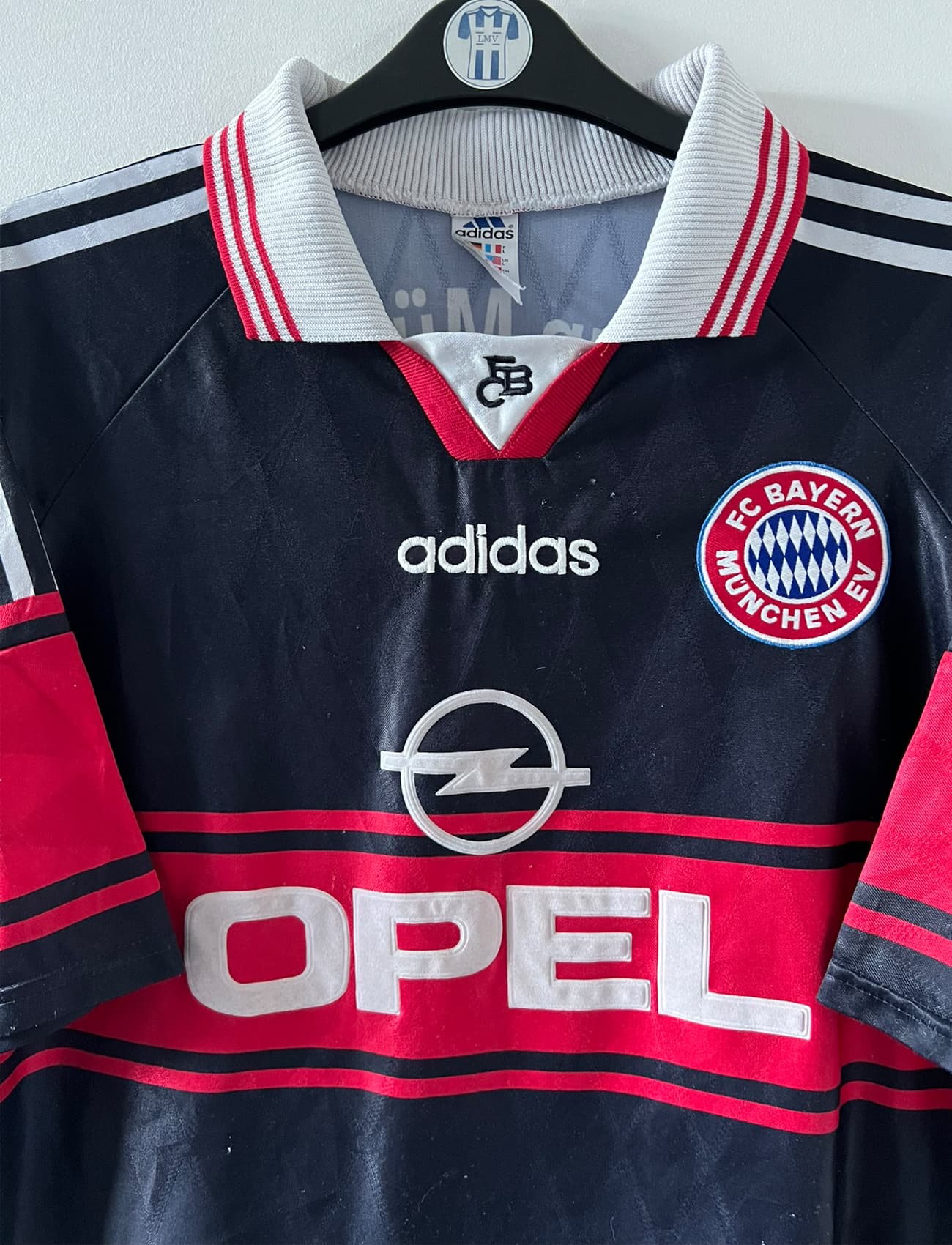 Maillot de foot vintage domicile noir du bayern 1997/1998. On peut retrouver l'équipementier Adidas et le sponsor Opel. Il s'agit d'un maillot authentique d'époque.