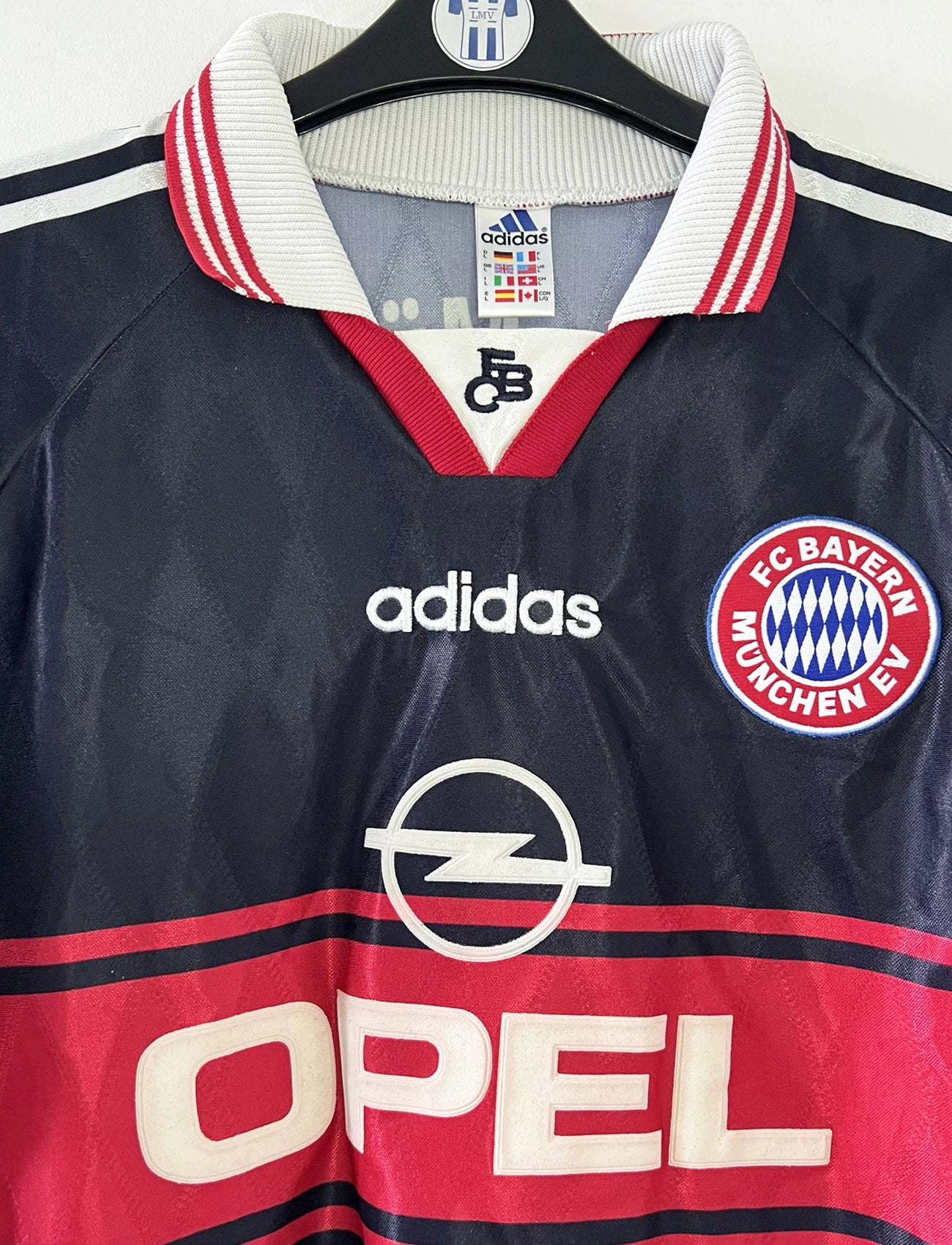 Maillot de foot vintage domicile noir du bayern munich de la saison 1997-1998. On peut retrouver l'équipementier Adidas et le sponsor Opel. Il s'agit d'un maillot authentique d'époque.
