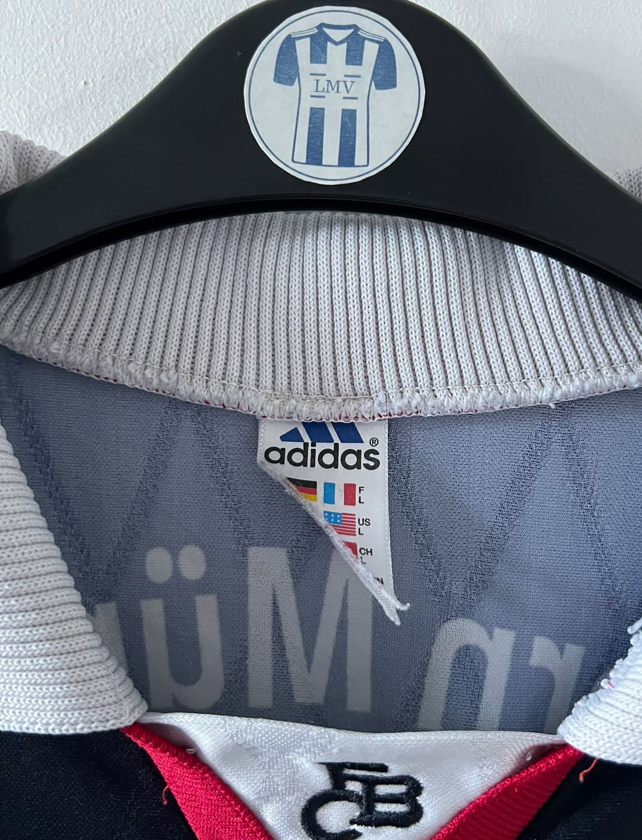 Maillot de foot vintage domicile noir du bayern 1997/1998. On peut retrouver l'équipementier Adidas et le sponsor Opel. Il s'agit d'un maillot authentique d'époque.