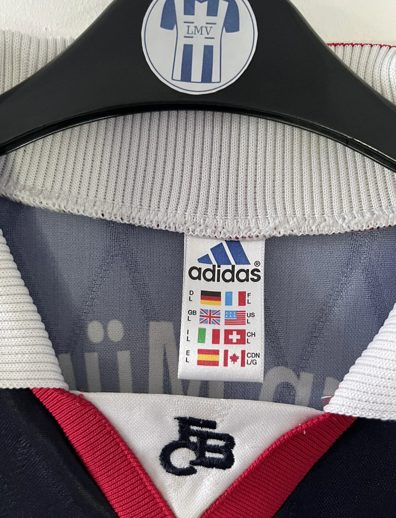 Maillot de foot vintage domicile noir du bayern munich de la saison 1997-1998. On peut retrouver l'équipementier Adidas et le sponsor Opel. Il s'agit d'un maillot authentique d'époque.