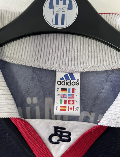 Maillot de foot vintage domicile noir du bayern munich de la saison 1997-1998. On peut retrouver l'équipementier Adidas et le sponsor Opel. Il s'agit d'un maillot authentique d'époque.