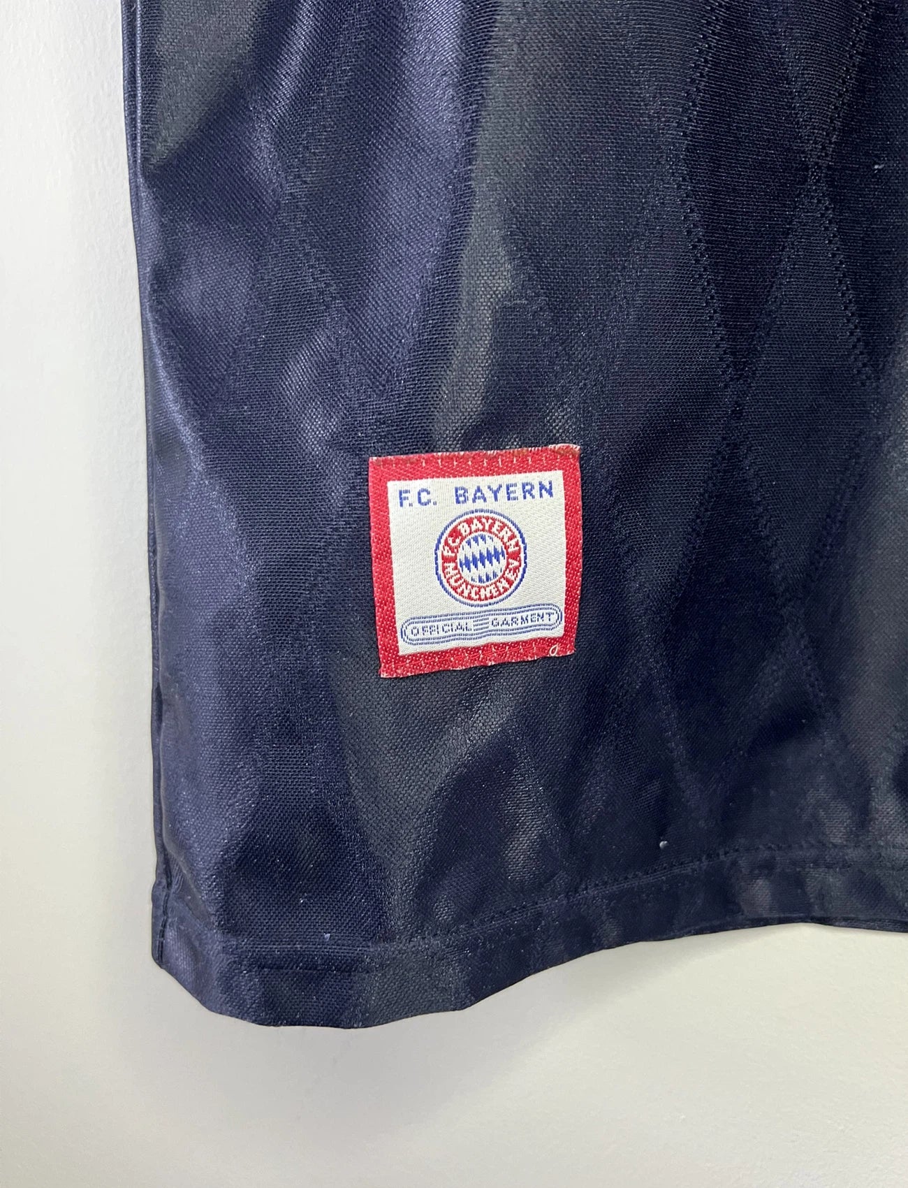 Maillot de foot vintage domicile noir du bayern munich de la saison 1997-1998. On peut retrouver l'équipementier Adidas et le sponsor Opel. Il s'agit d'un maillot authentique d'époque.
