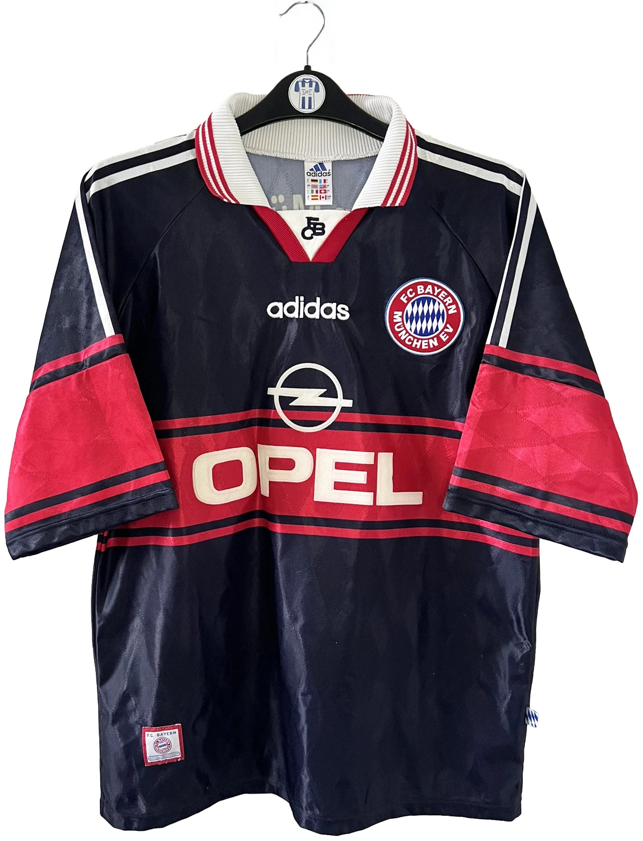 Maillot de foot vintage domicile noir du bayern munich de la saison 1997-1998. On peut retrouver l'équipementier Adidas et le sponsor Opel. Il s'agit d'un maillot authentique d'époque.