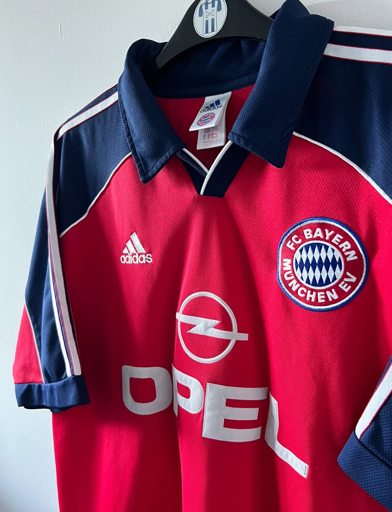 Maillot de foot vintage domicile rouge du Bayern Munich 1999/2001. On peut retrouver l'équipementier Adidas et le sponsor Opel. Le maillot est floqué du numero 3 Bixente Lizarazu. Il s'agit d'un maillot authentique d'époque.