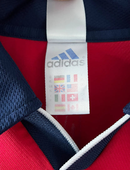 Maillot de foot vintage domicile rouge du Bayern Munich 1999/2001. On peut retrouver l'équipementier Adidas et le sponsor Opel. Le maillot est floqué du numero 3 Bixente Lizarazu. Il s'agit d'un maillot authentique d'époque.