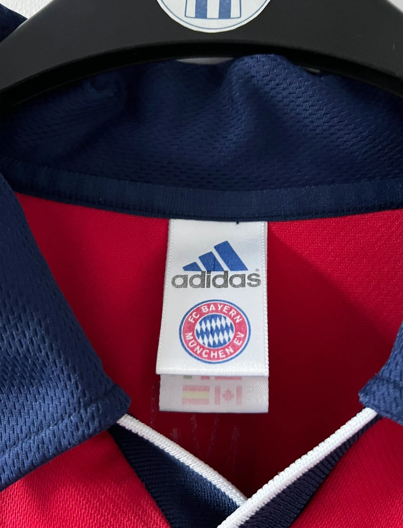 Maillot de foot vintage domicile rouge du Bayern Munich 1999/2001. On peut retrouver l'équipementier Adidas et le sponsor Opel. Le maillot est floqué du numero 3 Bixente Lizarazu. Il s'agit d'un maillot authentique d'époque.