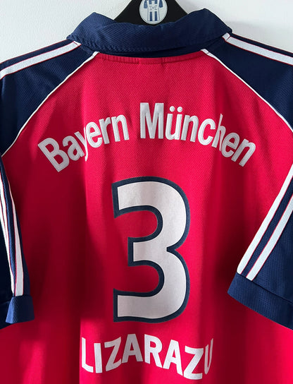 Maillot de foot vintage domicile rouge du Bayern Munich 1999/2001. On peut retrouver l'équipementier Adidas et le sponsor Opel. Le maillot est floqué du numero 3 Bixente Lizarazu. Il s'agit d'un maillot authentique d'époque.