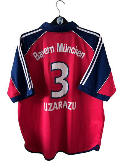 Maillot de foot vintage domicile rouge du Bayern Munich 1999/2001. On peut retrouver l'équipementier Adidas et le sponsor Opel. Le maillot est floqué du numero 3 Bixente Lizarazu. Il s'agit d'un maillot authentique d'époque.