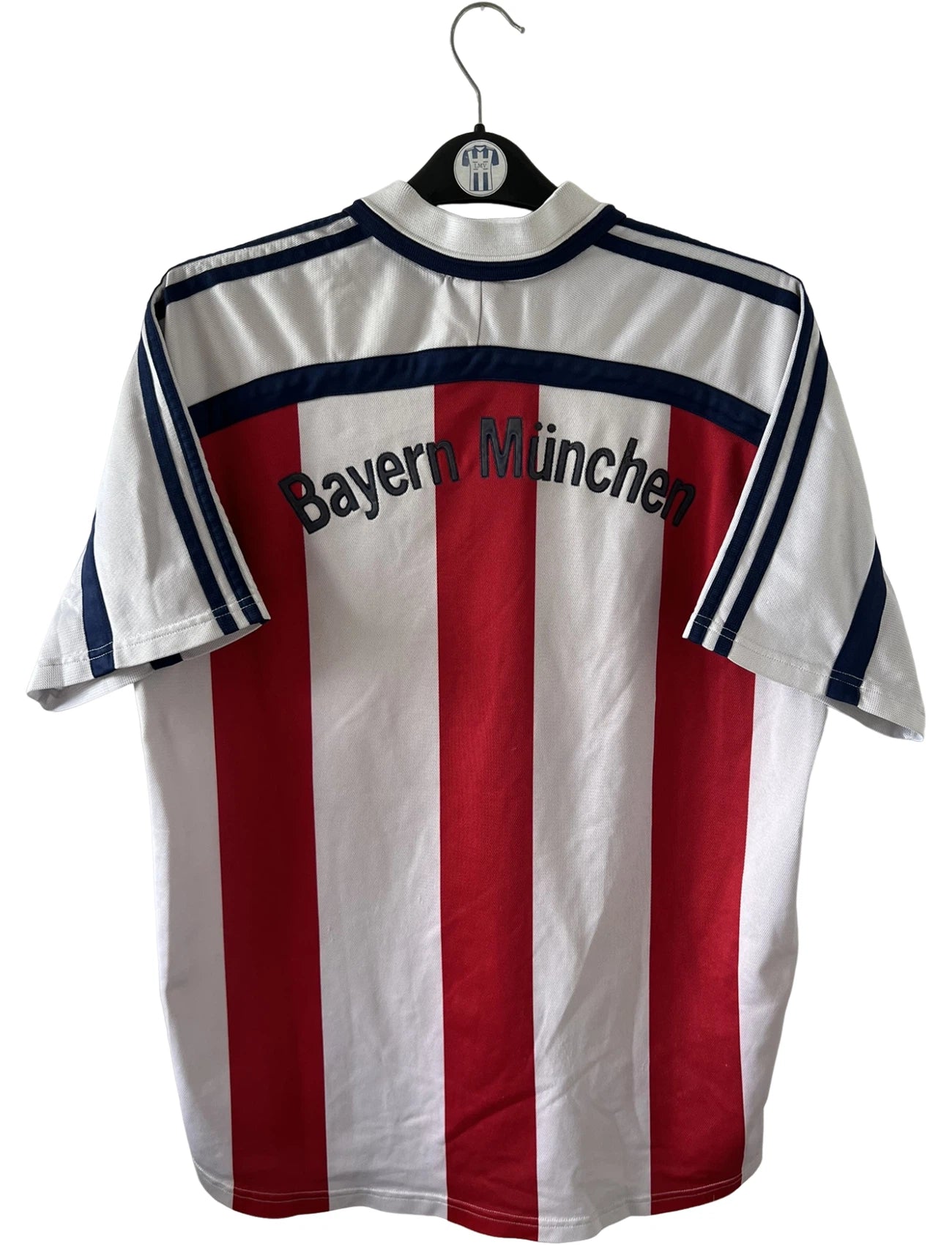 Maillot de foot vintage extérieur blanc et rouge du Bayern Munich 2000/2002. On peut retrouver l'équipementier Adidas et le sponsor Opel. Il s'agit d'un maillot authentique d'époque.