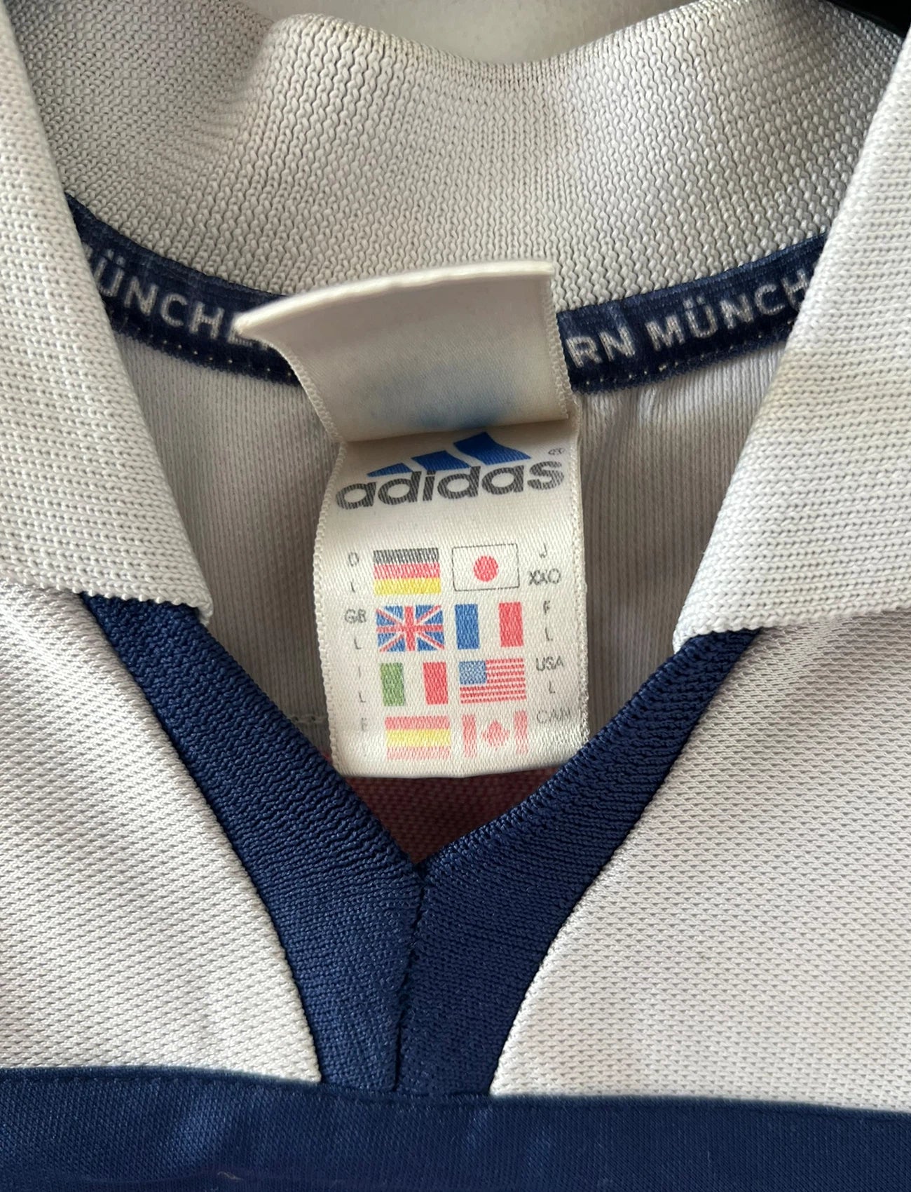 Maillot de foot vintage extérieur blanc et rouge du Bayern Munich 2000/2002. On peut retrouver l'équipementier Adidas et le sponsor Opel. Il s'agit d'un maillot authentique d'époque.