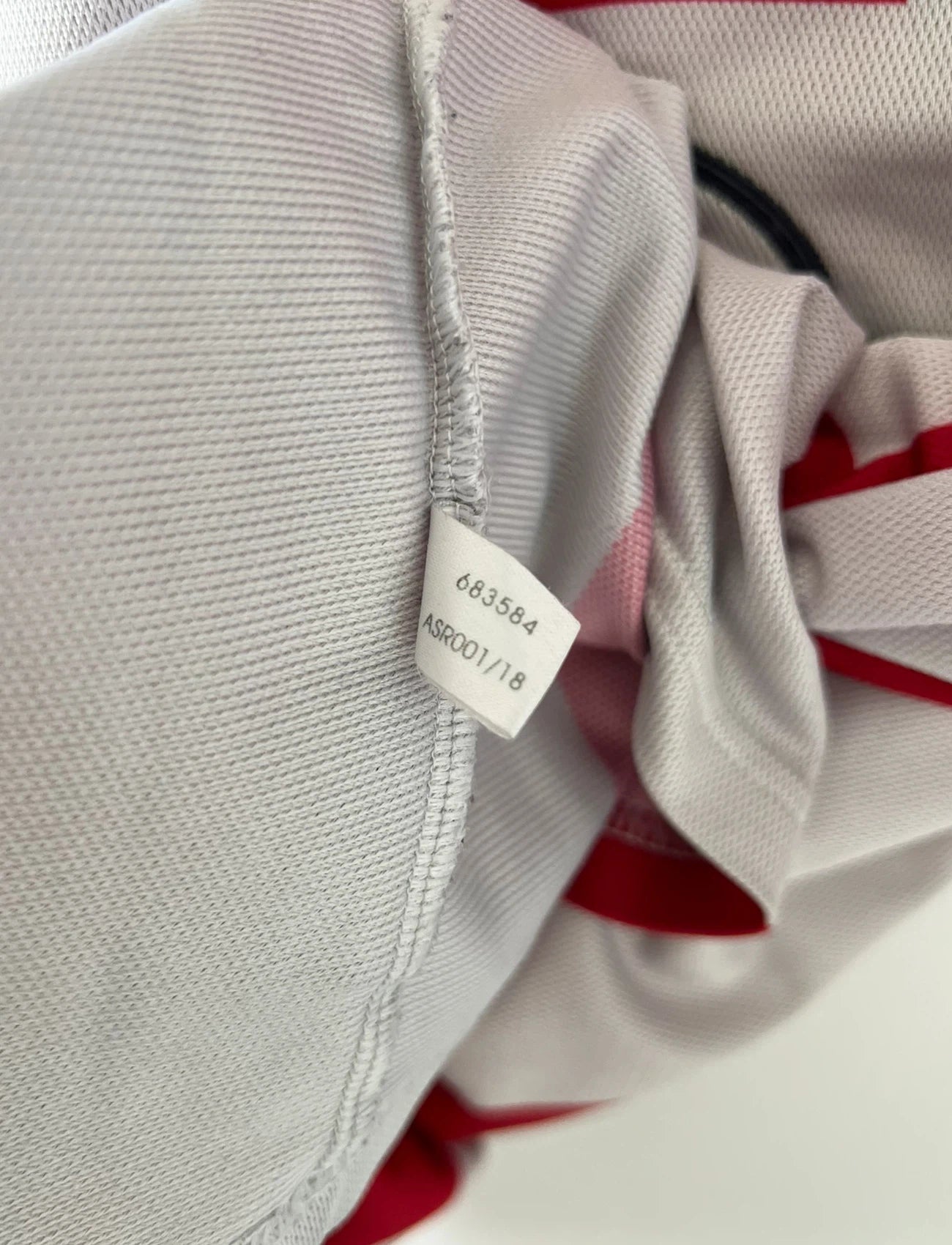 Maillot de foot vintage extérieur blanc et rouge du Bayern Munich 2000/2002. On peut retrouver l'équipementier Adidas et le sponsor Opel. Il s'agit d'un maillot authentique d'époque.