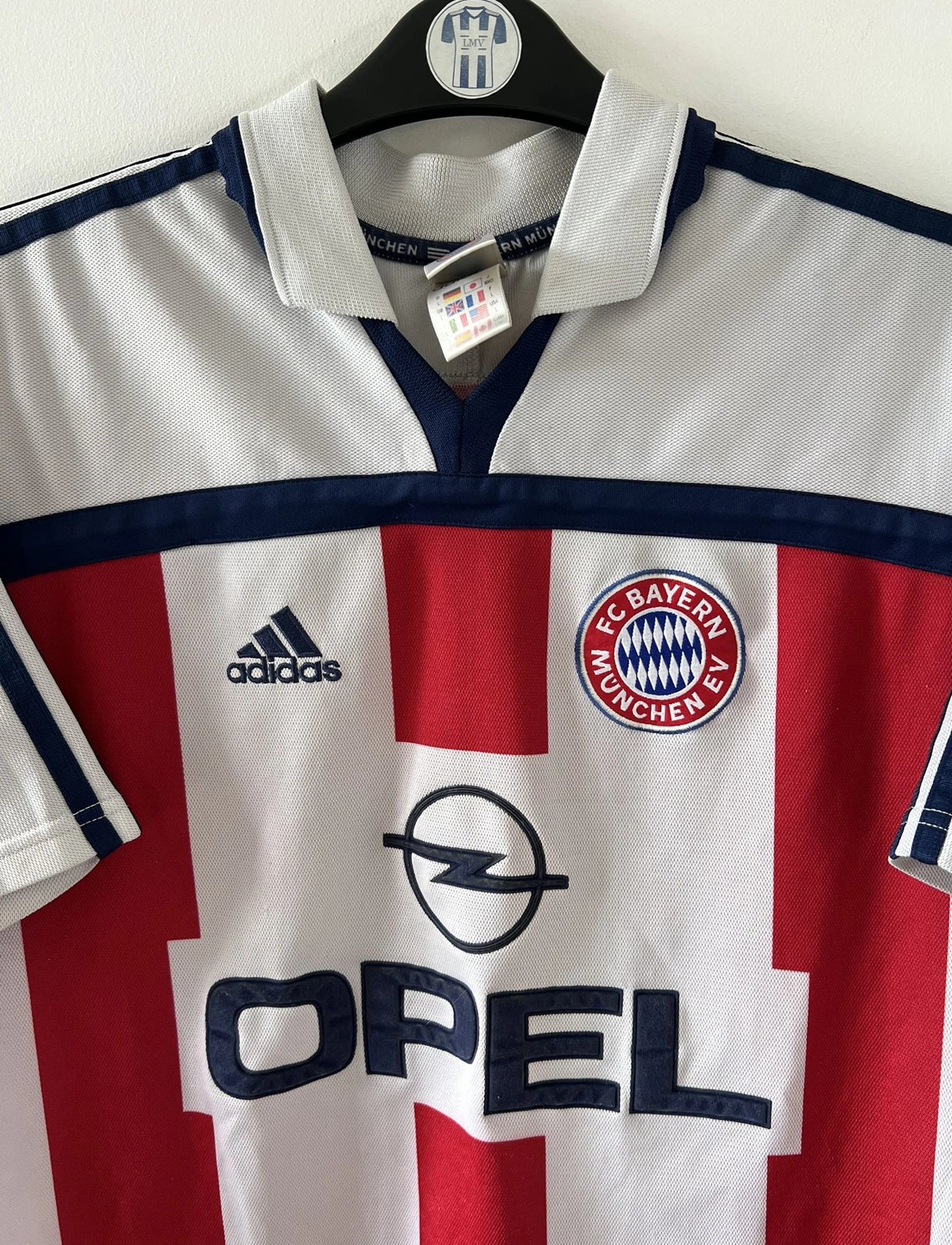 Maillot de foot vintage extérieur blanc et rouge du Bayern Munich 2000/2002. On peut retrouver l'équipementier Adidas et le sponsor Opel. Il s'agit d'un maillot authentique d'époque.