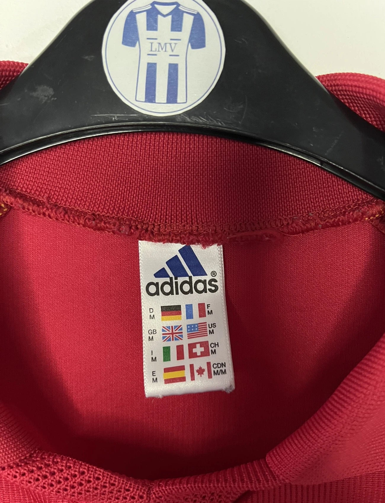 Maillot de foot vintage domicile rouge du Benfica de la saison 1998/1999. On peut retrouver l'équipementier Adidas et le sponsor Telecel. Il s'agit d'un maillot authentique d'époque.