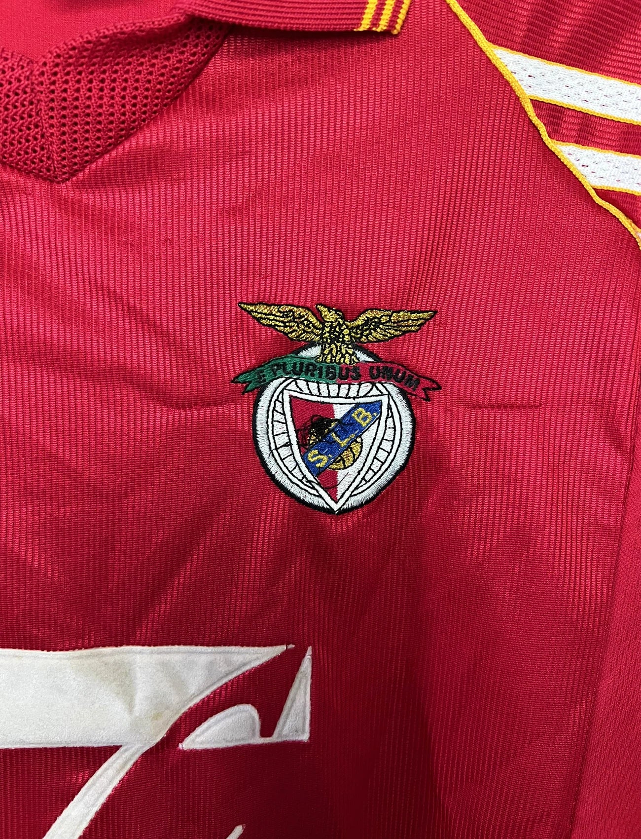 Maillot de foot vintage domicile rouge du Benfica de la saison 1998/1999. On peut retrouver l'équipementier Adidas et le sponsor Telecel. Il s'agit d'un maillot authentique d'époque.