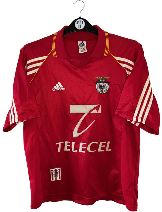 Maillot de foot vintage domicile rouge du Benfica de la saison 1998/1999. On peut retrouver l'équipementier Adidas et le sponsor Telecel. Il s'agit d'un maillot authentique d'époque.