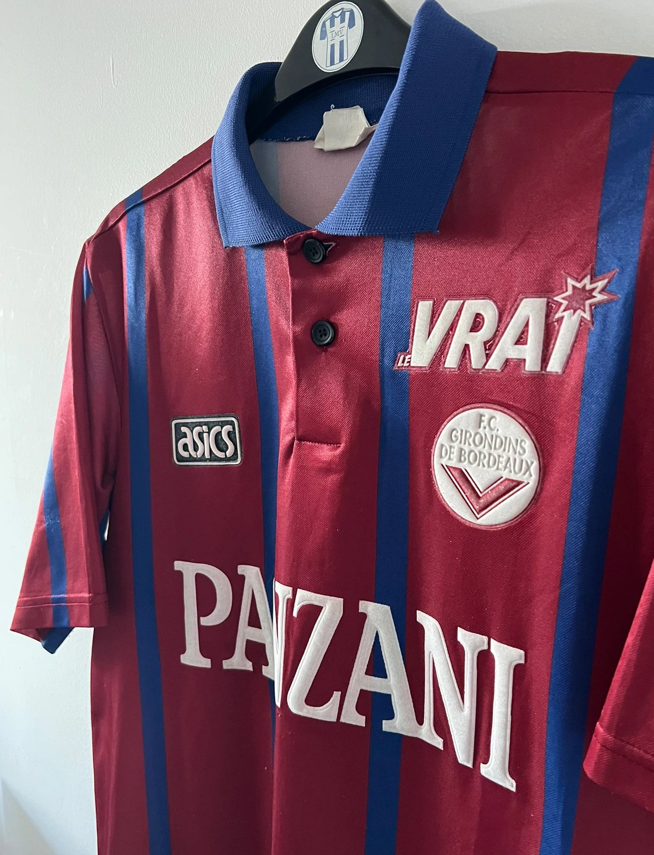 Maillot de foot vintage domicile rouge et bleu des girondins de bordeaux 1994/1995. On peut retrouver l'équipementier Asics et le sponsor Panzani. Il s'agit d'un maillot authentique d'époque.