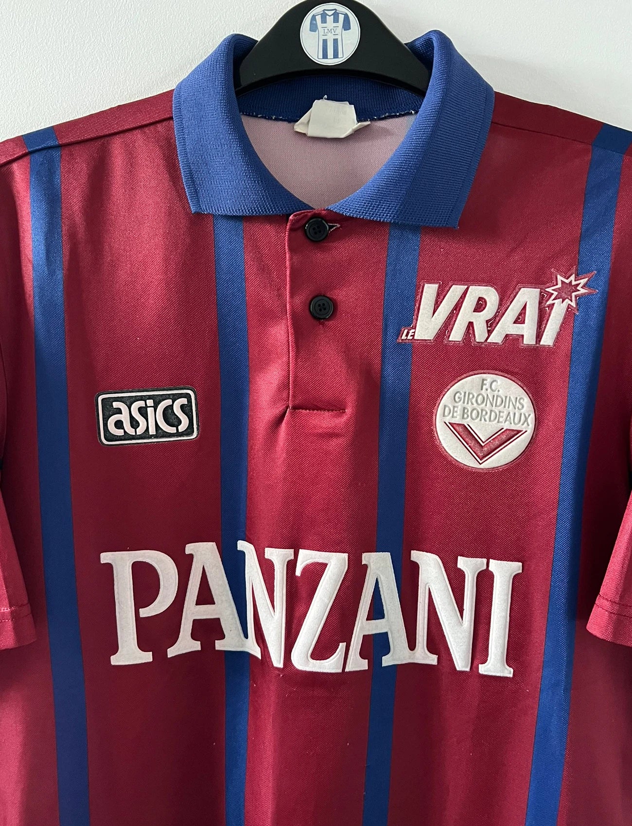 Maillot de foot vintage domicile rouge et bleu des girondins de bordeaux 1994/1995. On peut retrouver l'équipementier Asics et le sponsor Panzani. Il s'agit d'un maillot authentique d'époque.