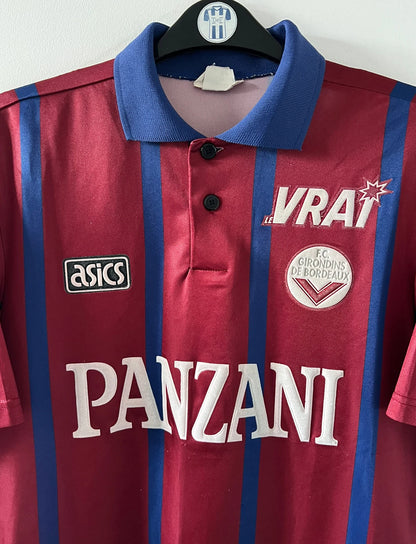Maillot de foot vintage domicile rouge et bleu des girondins de bordeaux 1994/1995. On peut retrouver l'équipementier Asics et le sponsor Panzani. Il s'agit d'un maillot authentique d'époque.