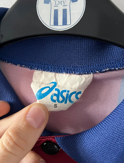 Maillot de foot vintage domicile rouge et bleu des girondins de bordeaux 1994/1995. On peut retrouver l'équipementier Asics et le sponsor Panzani. Il s'agit d'un maillot authentique d'époque.