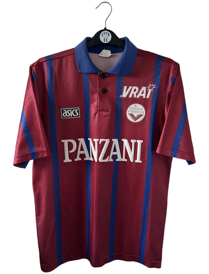 Maillot de foot vintage domicile rouge et bleu des girondins de bordeaux 1994/1995. On peut retrouver l'équipementier Asics et le sponsor Panzani. Il s'agit d'un maillot authentique d'époque.