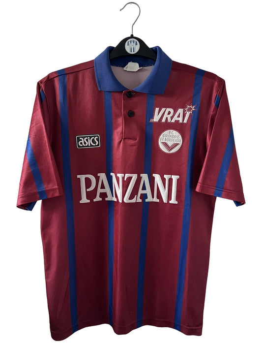 Maillot de foot vintage domicile rouge et bleu des girondins de bordeaux 1994/1995. On peut retrouver l'équipementier Asics et le sponsor Panzani. Il s'agit d'un maillot authentique d'époque.