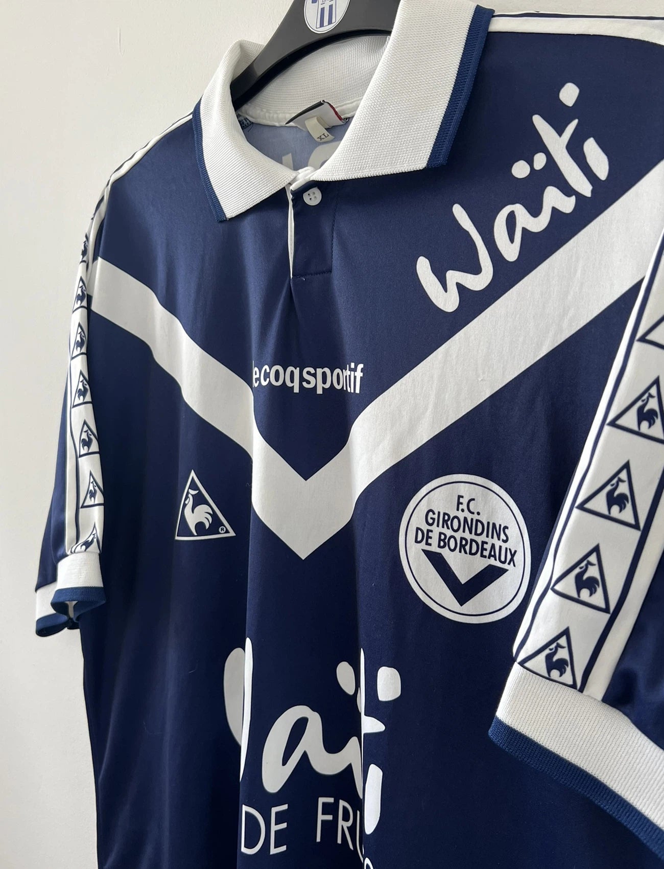 Maillot de foot vintage domicile des girondins de bordeaux de la saison 1996/1997. Le maillot est de couleur bleu et blanc. On peut retrouver l'équipementier le coq sportif et le sponsor waiti. Le maillot est floqué du numéro 27 Jean Pierre Papin. Il s'agit d'un maillot authentique d'époque