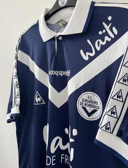Maillot de foot vintage domicile des girondins de bordeaux de la saison 1996/1997. Le maillot est de couleur bleu et blanc. On peut retrouver l'équipementier le coq sportif et le sponsor waiti. Le maillot est floqué du numéro 27 Jean Pierre Papin. Il s'agit d'un maillot authentique d'époque