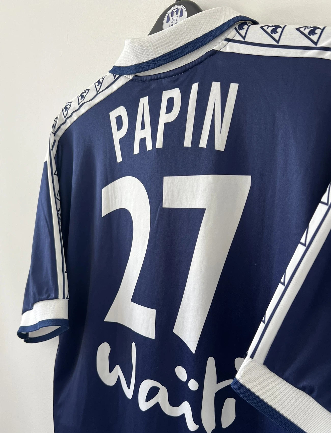 Maillot de foot vintage domicile des girondins de bordeaux de la saison 1996/1997. Le maillot est de couleur bleu et blanc. On peut retrouver l'équipementier le coq sportif et le sponsor waiti. Le maillot est floqué du numéro 27 Jean Pierre Papin. Il s'agit d'un maillot authentique d'époque