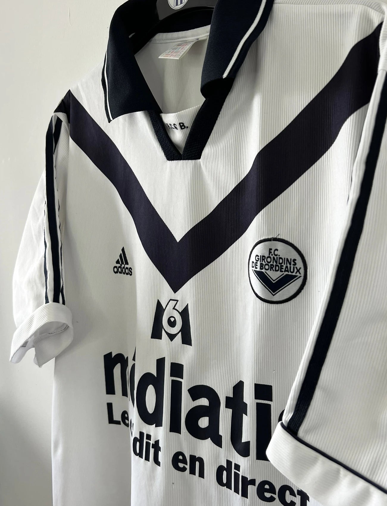 Maillot de foot vintage blanc extérieur des girondins de bordeaux de la saison 1999/2000. On peut retrouver l'équipementier adidas et les sponsors M6 et Médiatis. Il s'agit d'un maillot authentique d'époque.