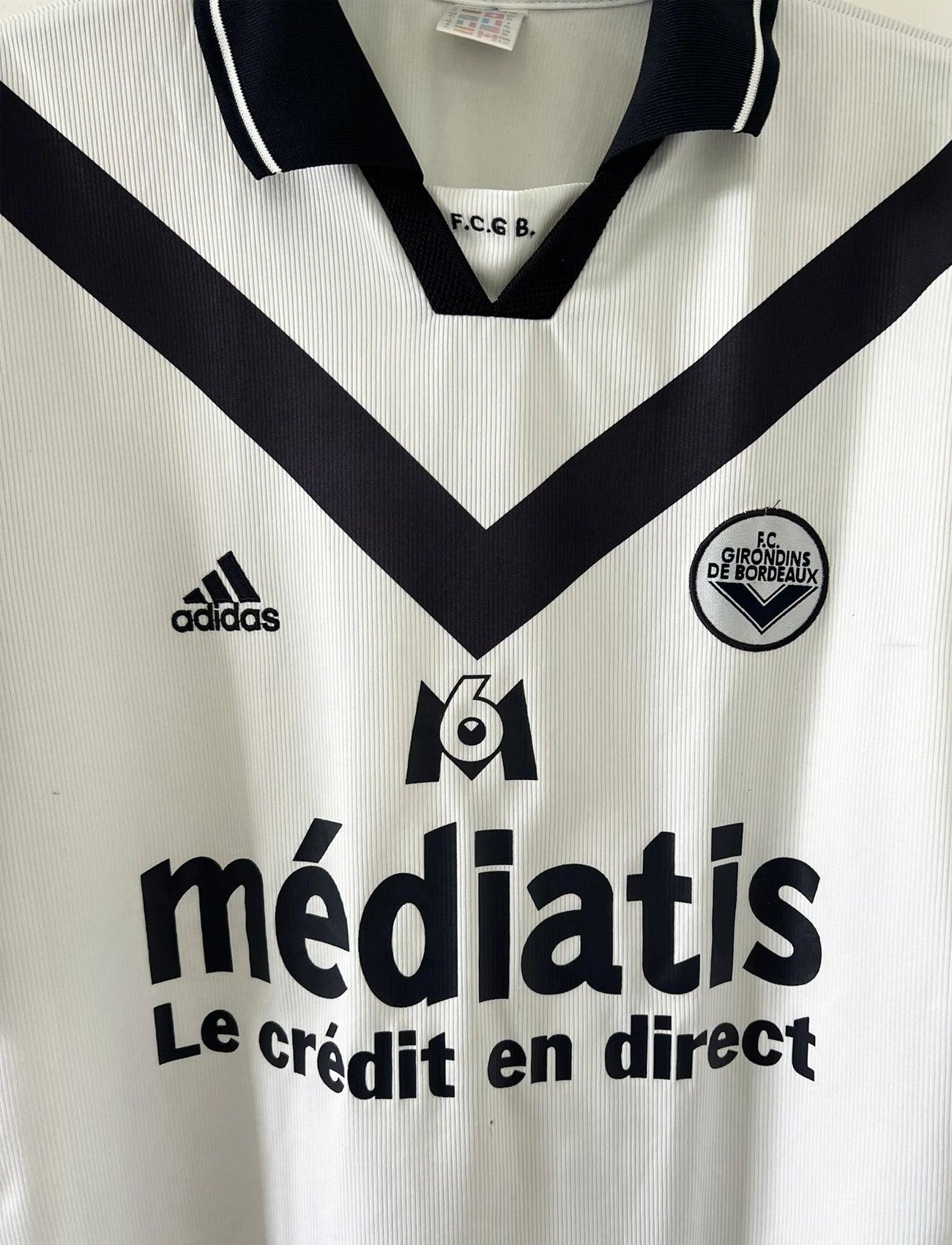 Maillot de foot vintage blanc extérieur des girondins de bordeaux de la saison 1999/2000. On peut retrouver l'équipementier adidas et les sponsors M6 et Médiatis. Il s'agit d'un maillot authentique d'époque.