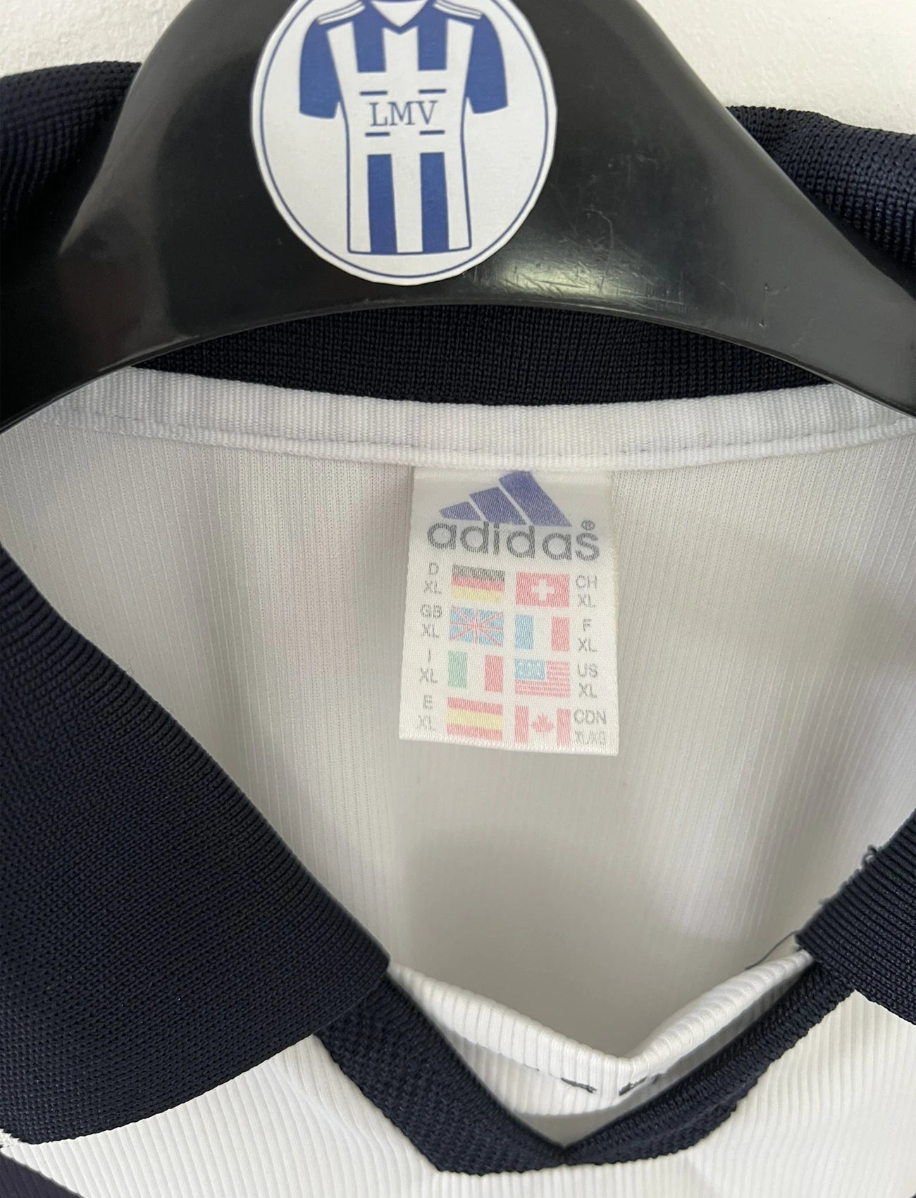 Maillot de foot vintage blanc extérieur des girondins de bordeaux de la saison 1999/2000. On peut retrouver l'équipementier adidas et les sponsors M6 et Médiatis. Il s'agit d'un maillot authentique d'époque.