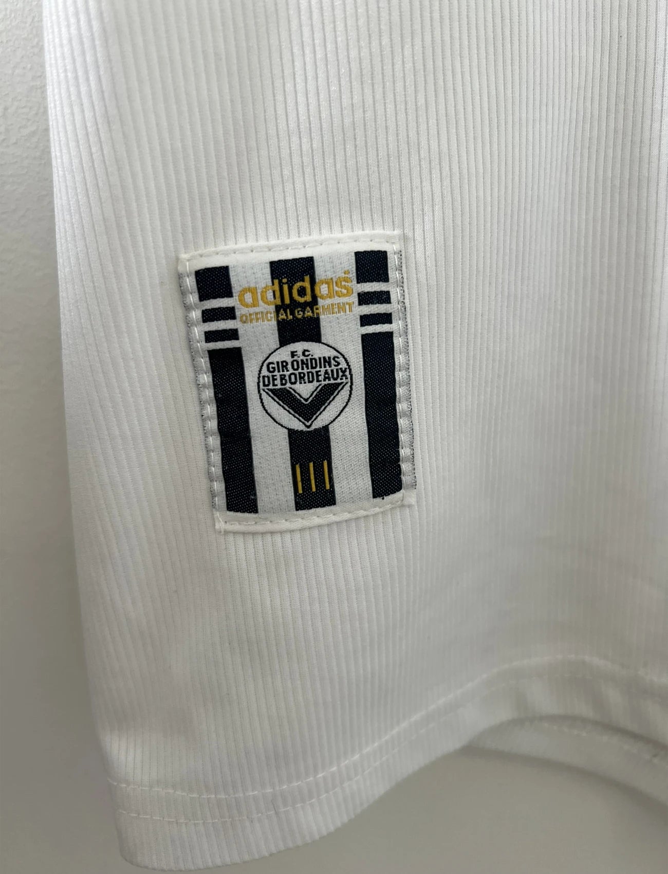 Maillot de foot vintage blanc extérieur des girondins de bordeaux de la saison 1999/2000. On peut retrouver l'équipementier adidas et les sponsors M6 et Médiatis. Il s'agit d'un maillot authentique d'époque.