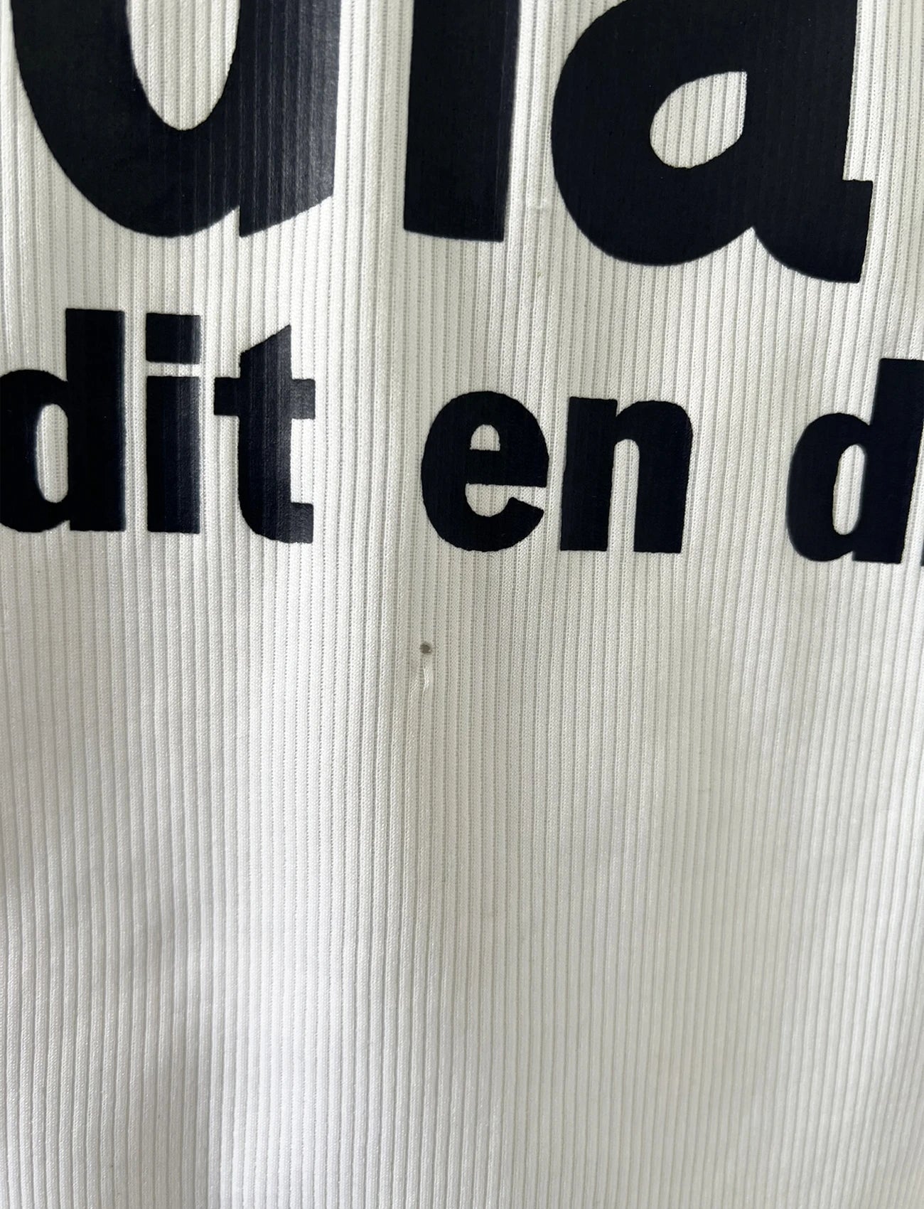 Maillot de foot vintage blanc extérieur des girondins de bordeaux de la saison 1999/2000. On peut retrouver l'équipementier adidas et les sponsors M6 et Médiatis. Il s'agit d'un maillot authentique d'époque.