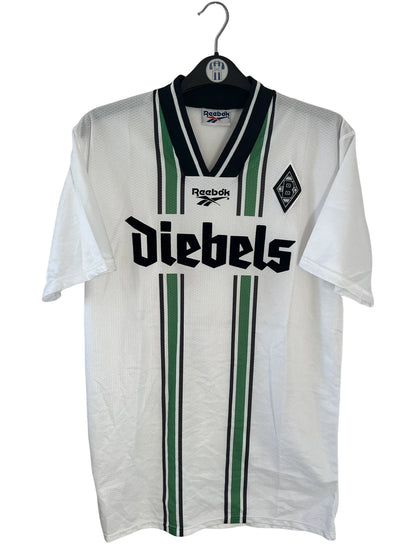 Maillot de foot vintage domicile blanc du Borussia Monchengladbach saison 1996/1997. On peut retrouver l'équipementier Reebok et le sponsor Diebels. Il s'agit d'un maillot authentique d'époque.