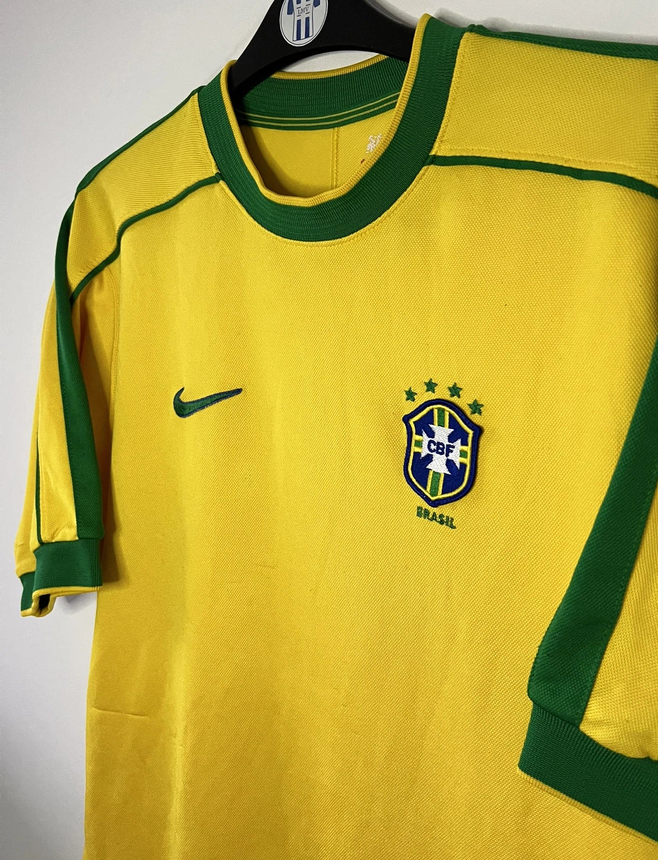 Maillot de foot vintage domicile jaune du brésil 1998. On peut retrouver l'équipementier Nike. Il s'agit d'un maillot authentique d'époque.