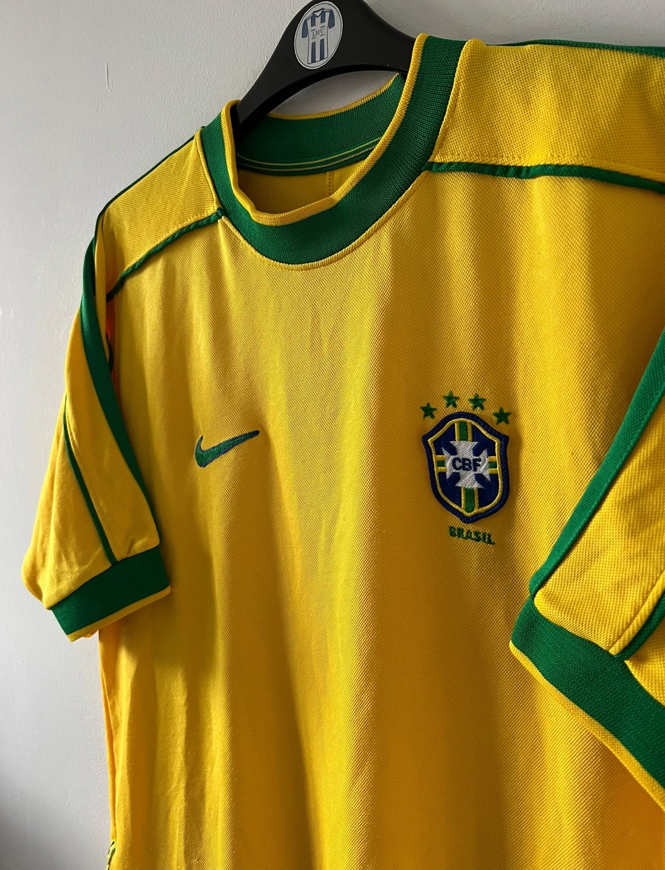 Maillot foot vintage domicile jaune du brésil 1998. On peut retrouver l'équipementier Nike. Ils s'agit d'un maillot authentique d'époque.