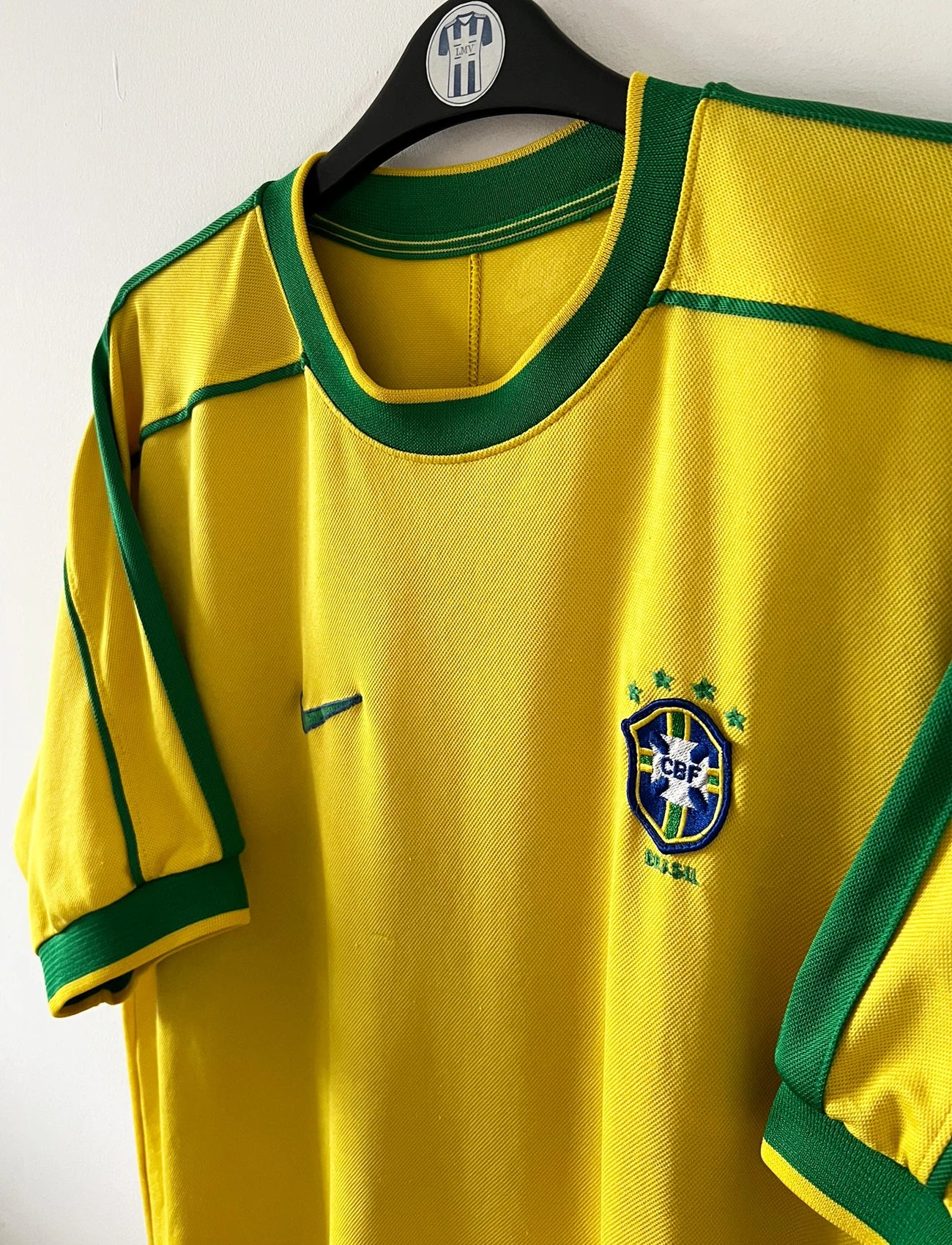 Maillot foot vintage domicile brésil 1998. On peut retrouver l'équipementier Nike. Il s'agit d'un maillot authentique d'époque.