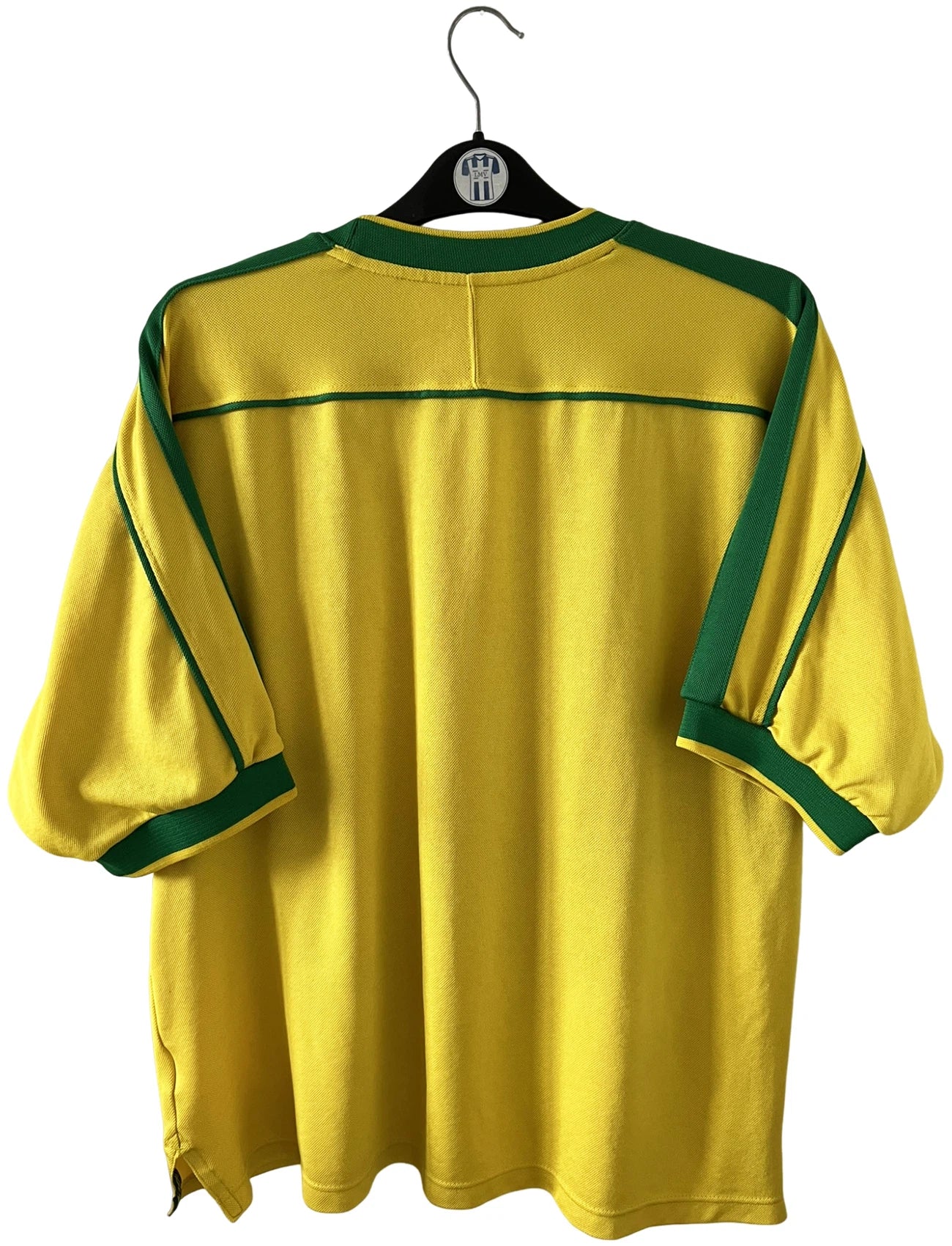 Maillot foot vintage domicile brésil 1998. On peut retrouver l'équipementier Nike. Il s'agit d'un maillot authentique d'époque.