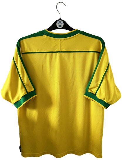 Maillot foot vintage domicile Brésil 1998 jaune et vert. On peut retrouver l'équipementier Nike. Il s'agit d'un maillot authentique d'époque.