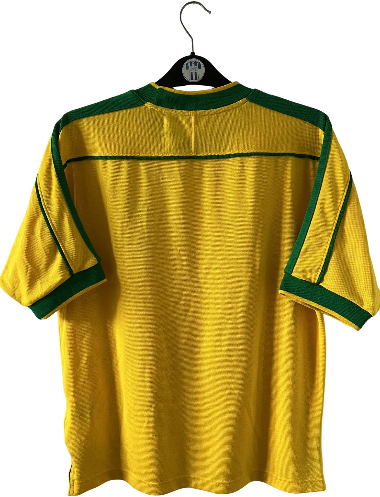 Maillot foot vintage domicile jaune du brésil 1998. On peut retrouver l'équipementier Nike. Ils s'agit d'un maillot authentique d'époque.