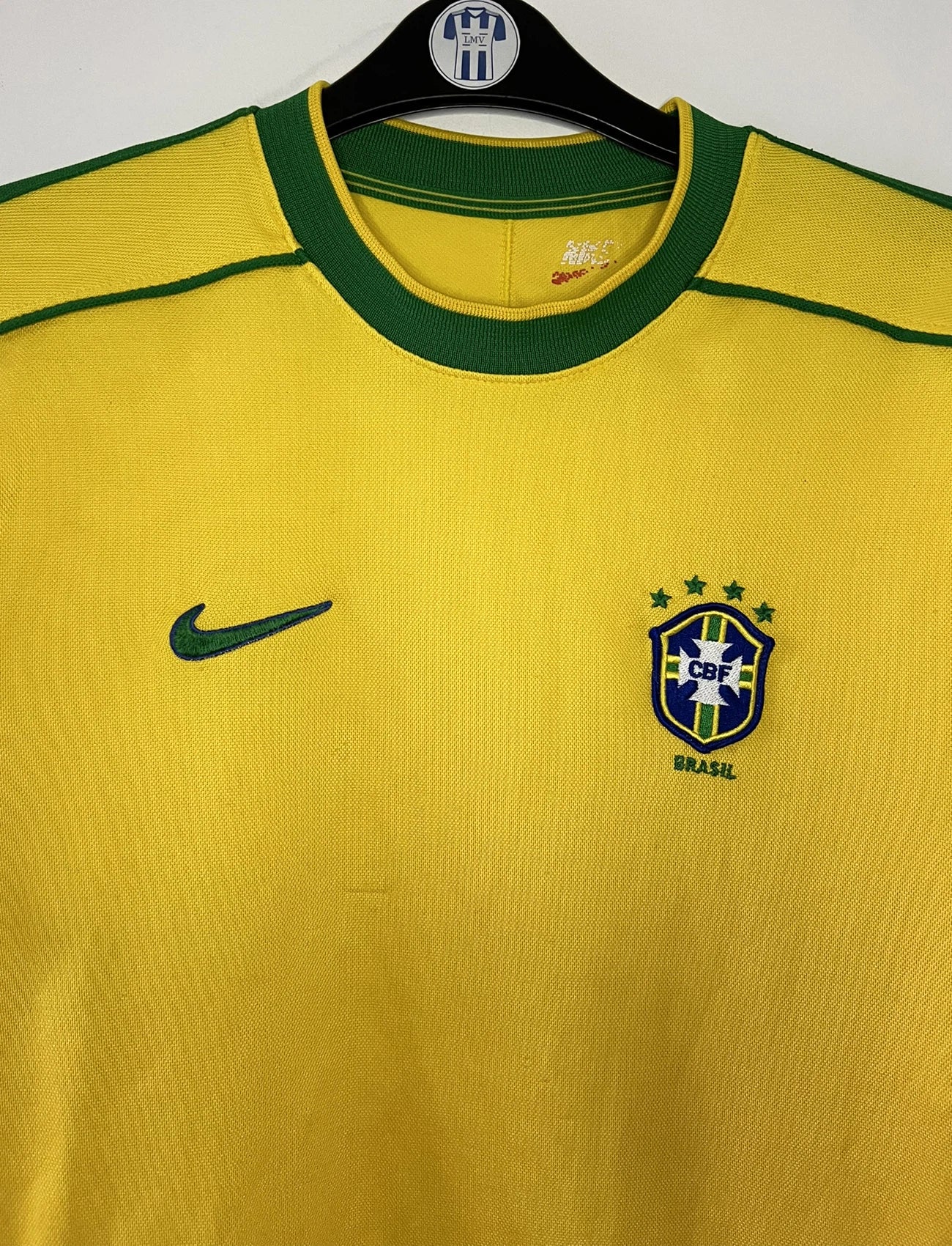 Maillot de foot vintage domicile jaune du brésil 1998. On peut retrouver l'équipementier Nike. Il s'agit d'un maillot authentique d'époque.