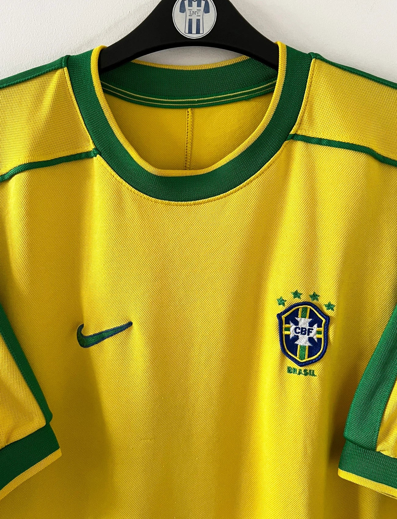 Maillot foot vintage domicile brésil 1998. On peut retrouver l'équipementier Nike. Il s'agit d'un maillot authentique d'époque.