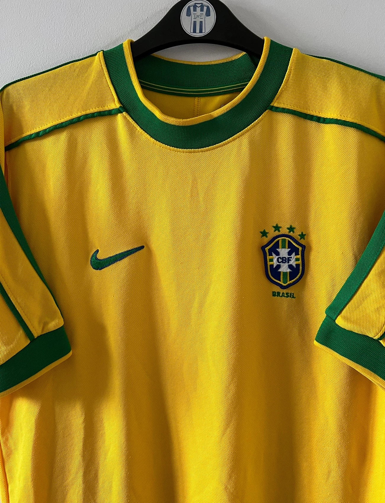 Maillot foot vintage domicile jaune du brésil 1998. On peut retrouver l'équipementier Nike. Ils s'agit d'un maillot authentique d'époque.