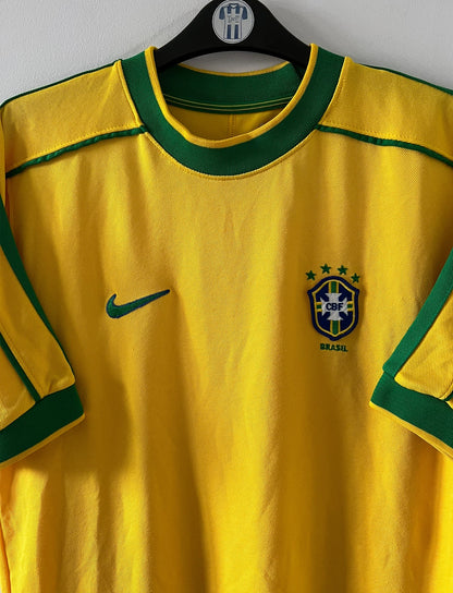 Maillot foot vintage domicile jaune du brésil 1998. On peut retrouver l'équipementier Nike. Ils s'agit d'un maillot authentique d'époque.