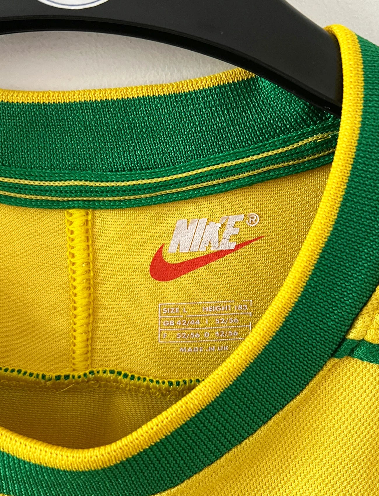Maillot foot vintage domicile Brésil 1998 jaune et vert. On peut retrouver l'équipementier Nike. Il s'agit d'un maillot authentique d'époque.