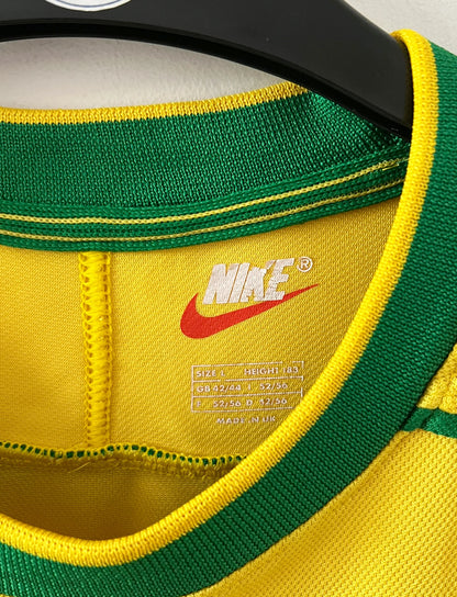 Maillot foot vintage domicile Brésil 1998 jaune et vert. On peut retrouver l'équipementier Nike. Il s'agit d'un maillot authentique d'époque.