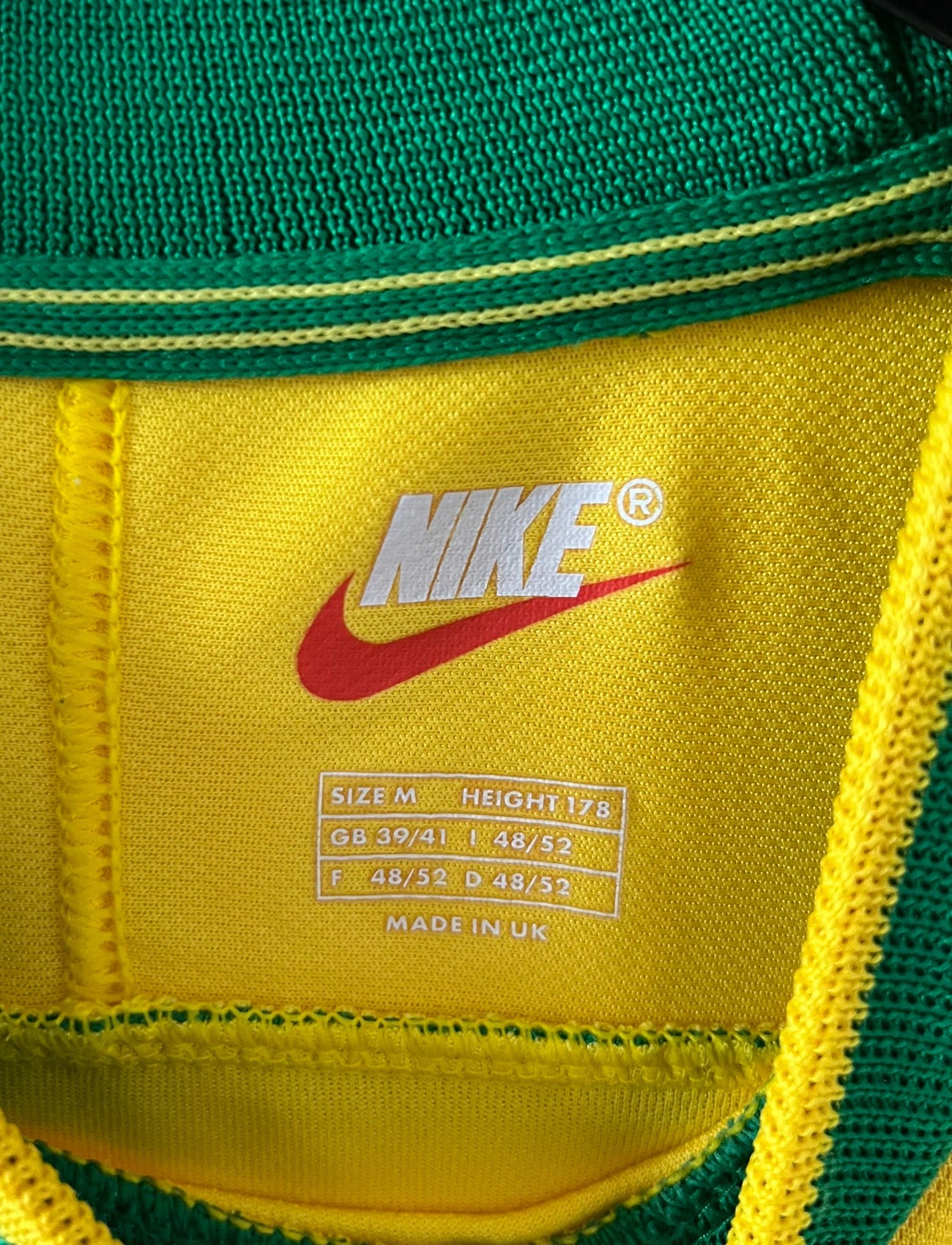 Maillot foot vintage domicile jaune du brésil 1998. On peut retrouver l'équipementier Nike. Ils s'agit d'un maillot authentique d'époque.