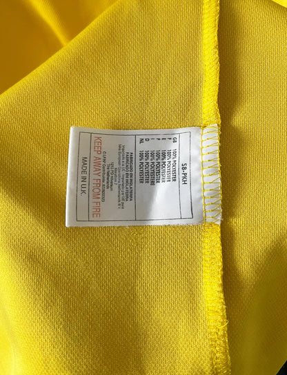 Maillot foot vintage domicile Brésil 1998 jaune et vert. On peut retrouver l'équipementier Nike. Il s'agit d'un maillot authentique d'époque.